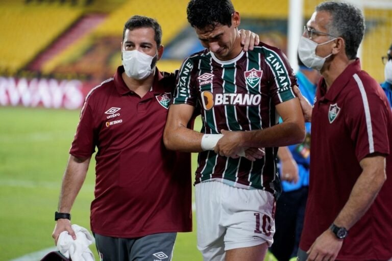 Fluminense: Ganso tenta bicicleta, cai em cima do braço e sai de campo chorando