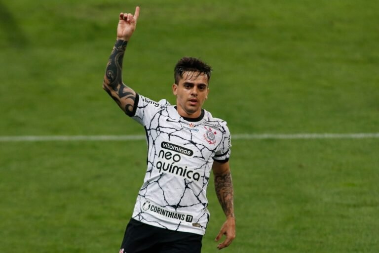 Fagner é substituído com dores e vira preocupação no Corinthians