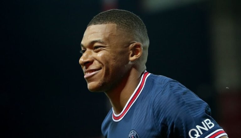 PSG perde ‘queda de braço’ e está disposto a negociar Mbappé, diz rádio