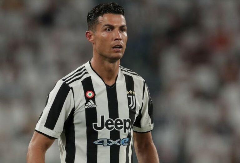 Cristiano Ronaldo terá redução salarial drástica para assinar com Manchester City