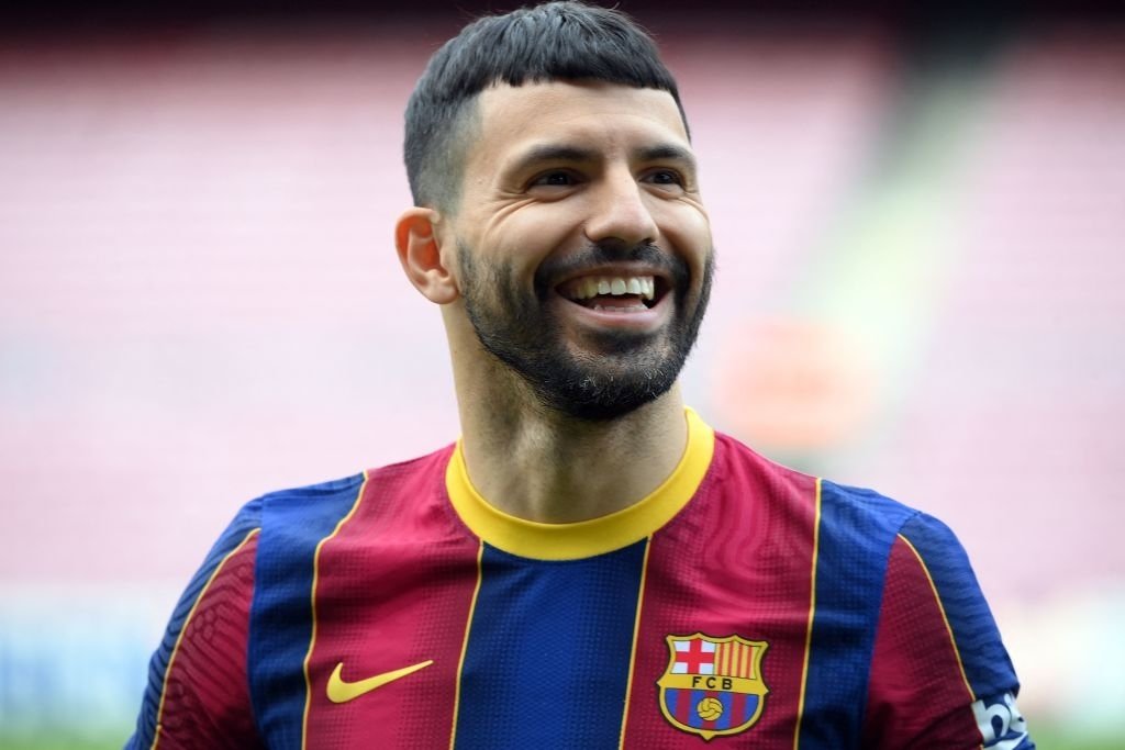 Barcelona reduz salário de jogadores para inscrever Agüero na La Liga
