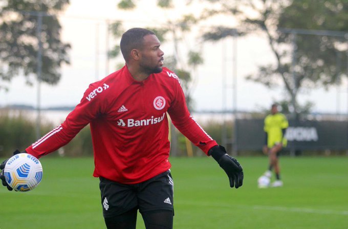 Em fim de contrato com o Internacional, Carlos Miguel interessa ao Corinthians