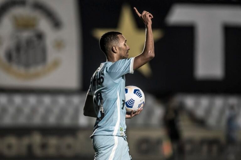 Buscando a primeira vitória fora de casa, Santos enfrenta a Chapecoense
