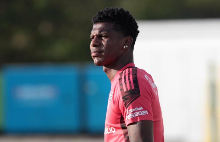 Arboleda treina normalmente e deve reforçar o São Paulo contra o Palmeiras