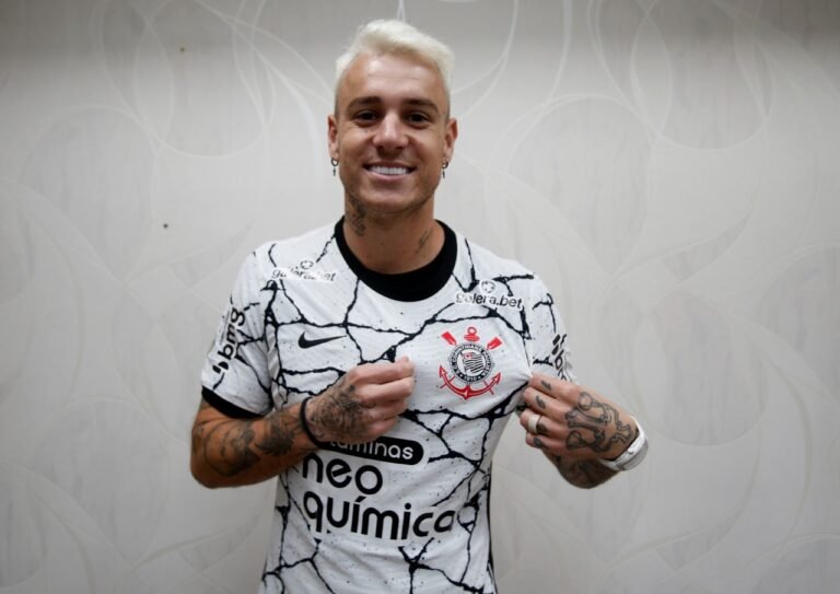 Flamengo tentou dar “chapéu” no Corinthians e contratar Róger Guedes