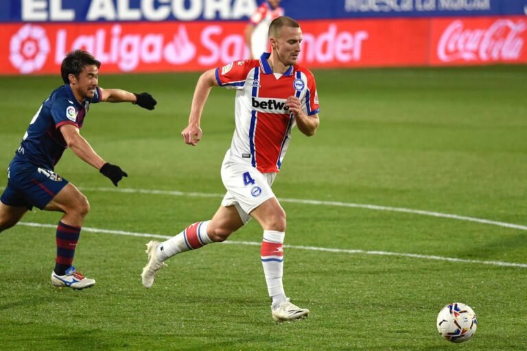 Em busca de zagueiro, Flamengo negocia contratação de Rodrigo Ely