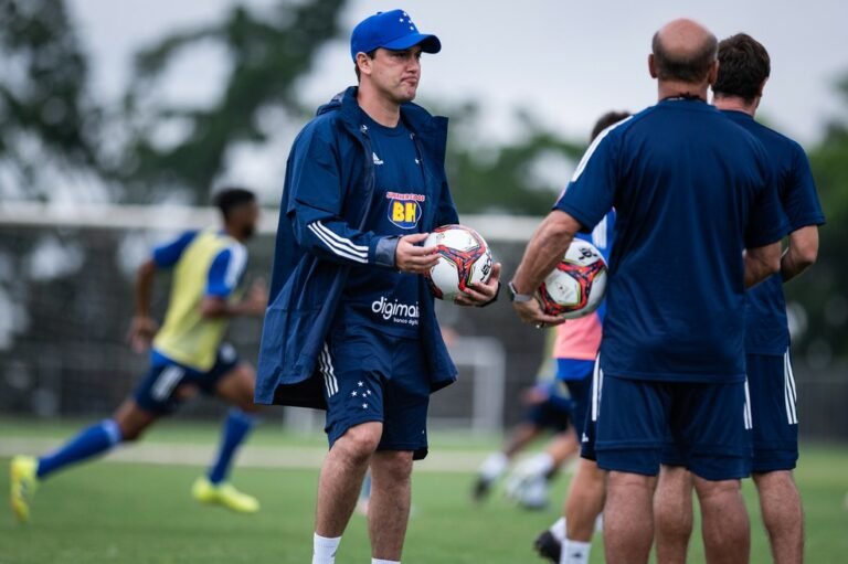 Justiça condena Cruzeiro a pagar indenização a auxiliar de Felipe Conceição
