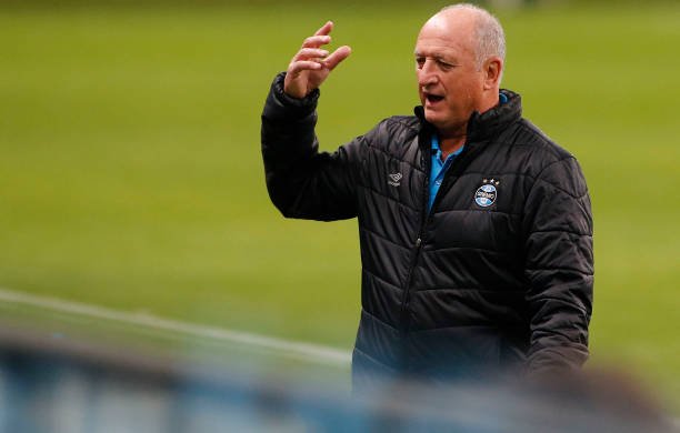 Felipão se baseia em estatísticas e contesta arbitragem após derrota do Grêmio
