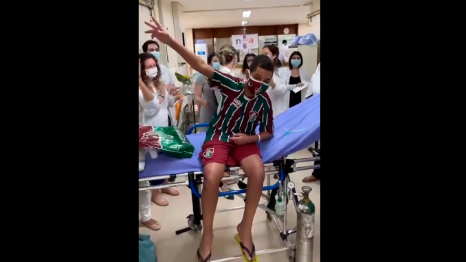 Garoto homenageado por Fred deixa hospital e continuará tratamento em casa