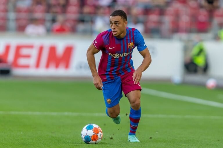Milan estuda contratação de Sergiño Dest, do Barcelona