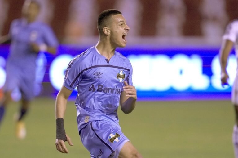 Grêmio encaminha empréstimo de Ricardinho para clube de Portugal