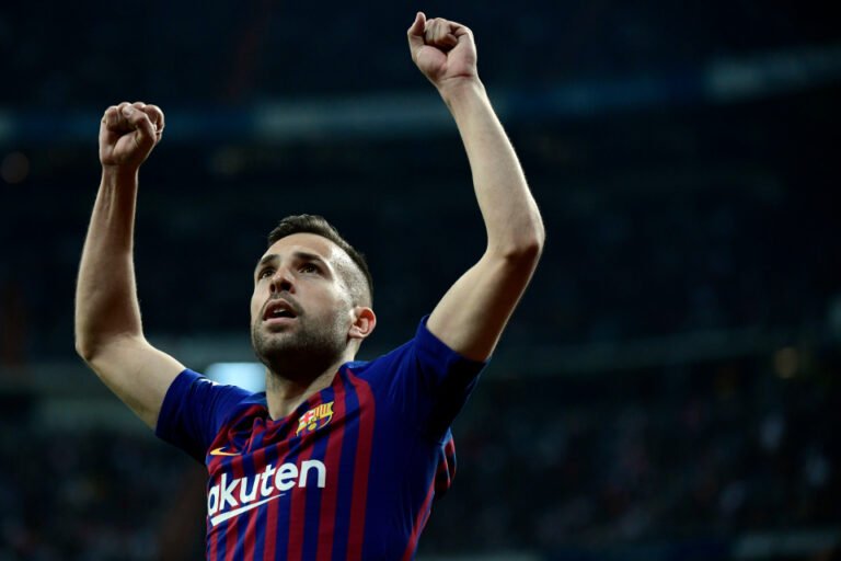 Barcelona negocia redução salarial com Jordi Alba e Sergio Busquets