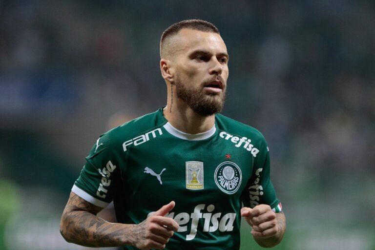 Palmeiras e Bahia iniciam conversas por empréstimo de Lucas Lima