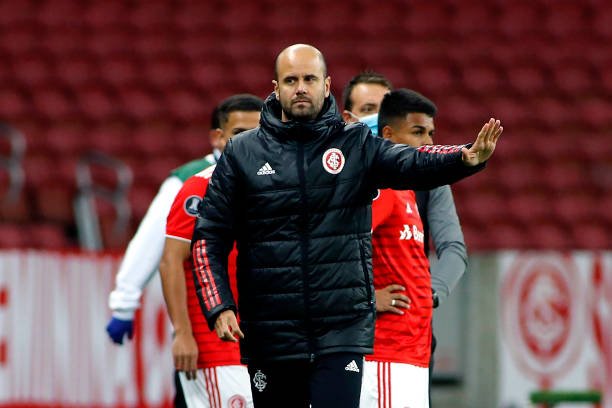 Internacional parcela multa de ex-treinador