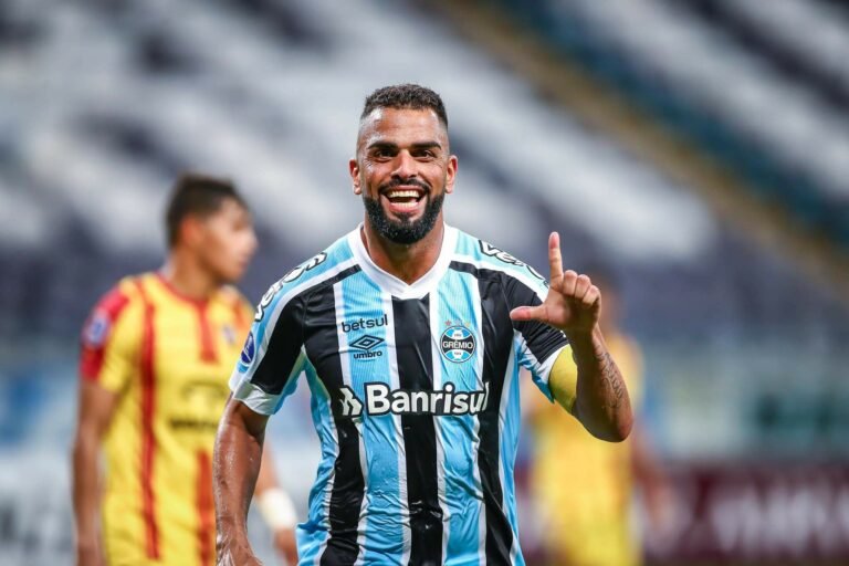 Marcos Hermann diz que saída de Maicon do Grêmio ainda não está definida