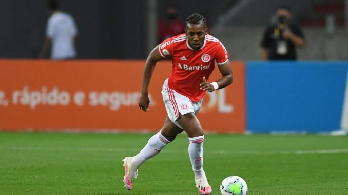 Internacional terá retorno de lateral-esquerdo para duelo contra o Fluminense