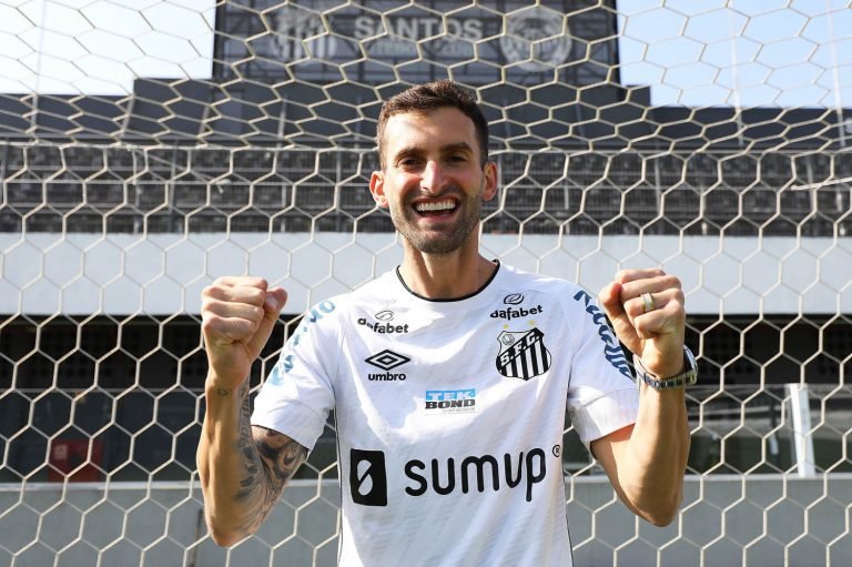 Santos anuncia contratação de Léo Baptistão