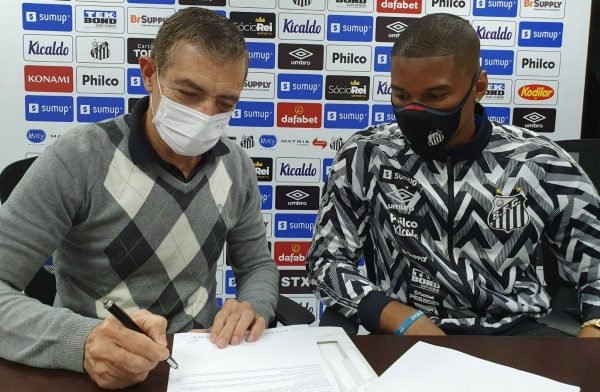 Peixe renova contrato com goleiro até o fim de 2024