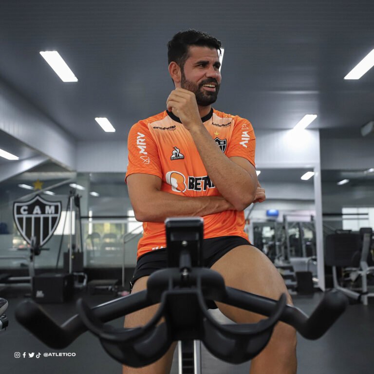 Diego Costa visita CT do Atlético-MG que se prepara para enfrentar River Plate