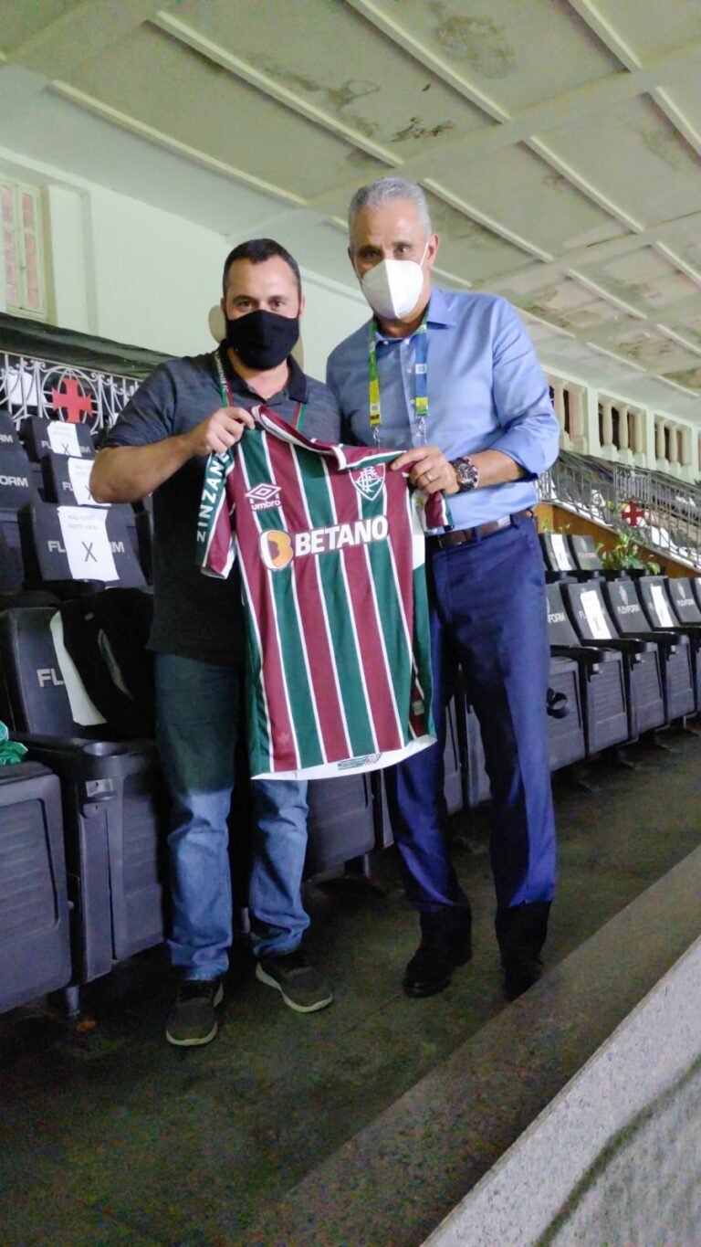 Mário Bittencourt presenteia Tite com camisa do Fluminense