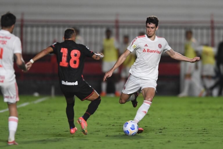 Dourado e Palácios levam terceiro amarelo e desfalcam o Inter no Brasileirão contra o Sport