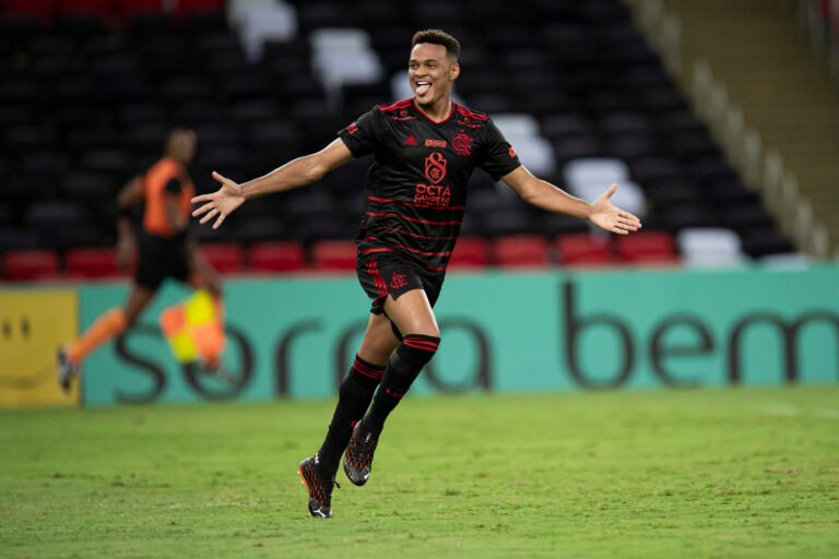 Flamengo e Fulham retomam acordo e venda de Rodrigo Muniz fica encaminhada
