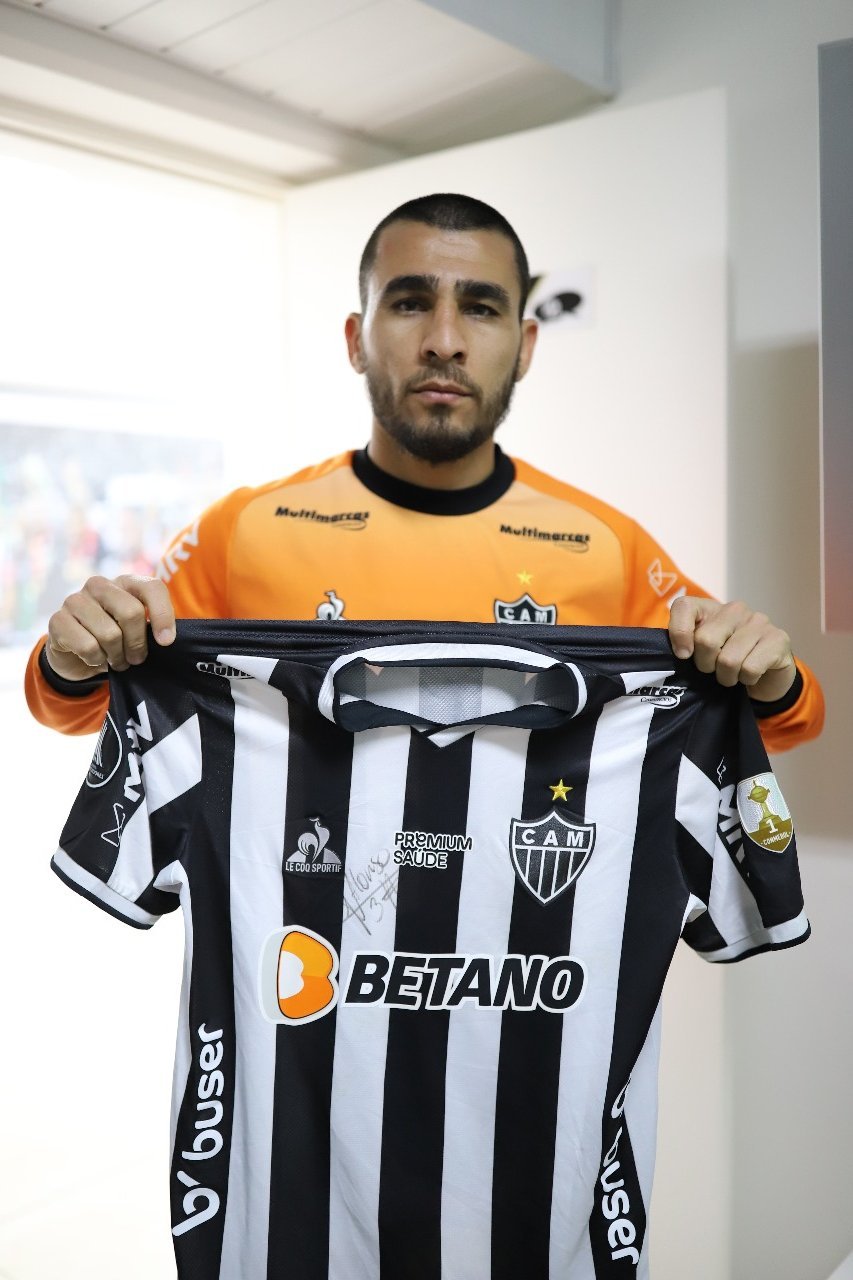 Atlético leiloa camisas de jogadores para ajudar instituto