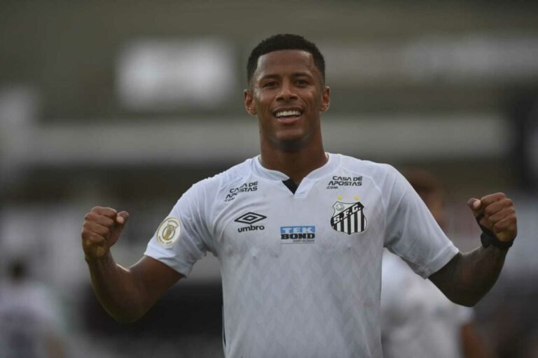 De saída para o Estoril, Arthur Gomes de despede: “Gratidão ao Santos por tudo”