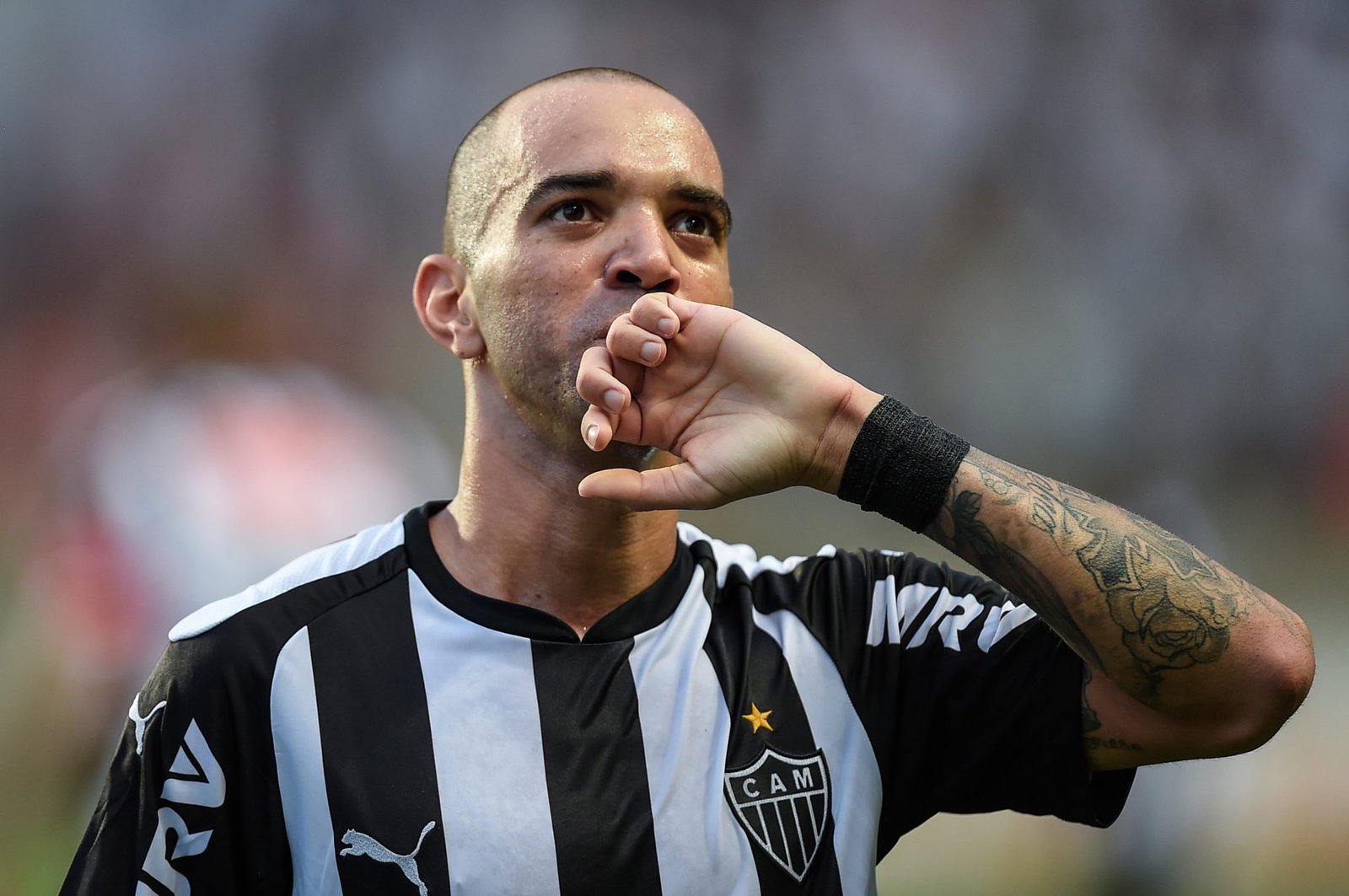 Santos fecha contratação do atacante Diego Tardelli, ex-Atlético-MG