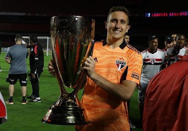 Goleiro do São Paulo fratura nariz em treino e passará por cirurgia