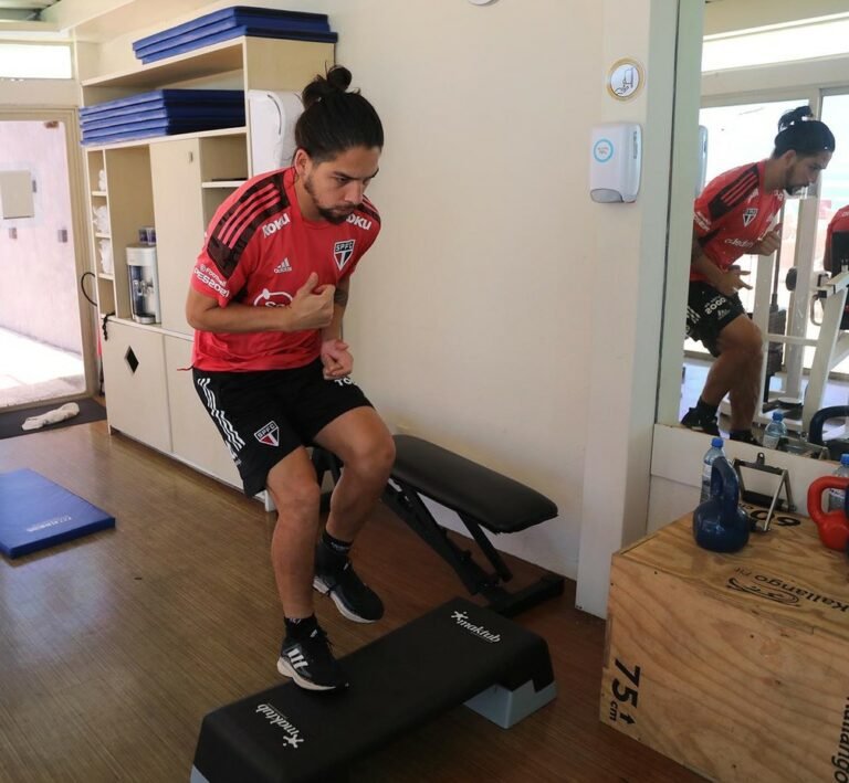 Elenco do São Paulo treina em Recife antes de voltar para capital