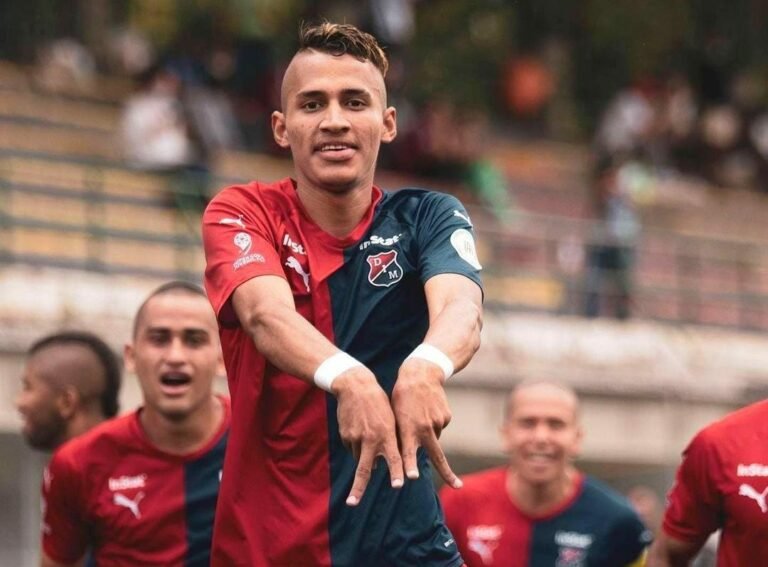 Flamengo encaminha contratação de atacante colombiano
