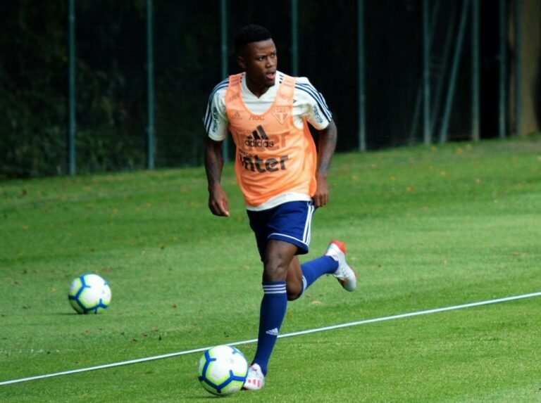 São Paulo estuda rescindir o contrato de Marquinhos Calazans