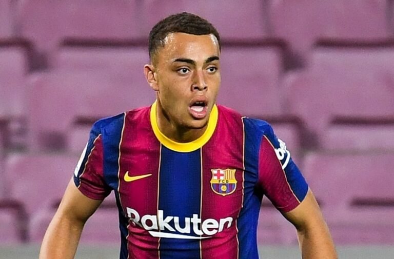 Sergiño Dest tem seu nome posto na operação de saída do Barcelona