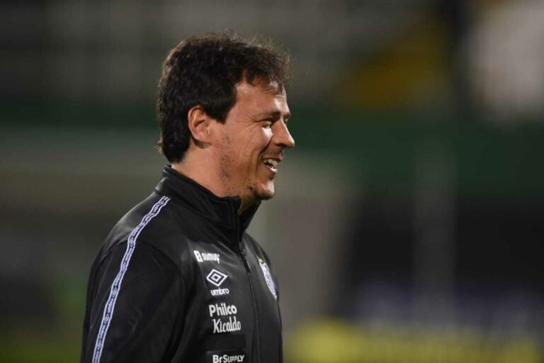 Diniz faz mistério sobre a escalação contra a Juazeirense: “Vamos escalar o melhor time possível”