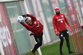 Corinthians encaminha a contratação de Carlos Miguel, ex-Internacional