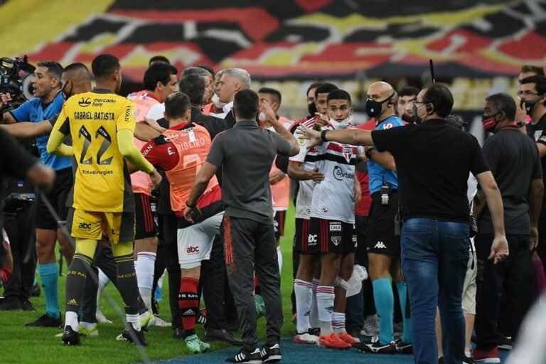 STJD denuncia auxiliares do SPFC e médico do Flamengo por confusão no Maracanã