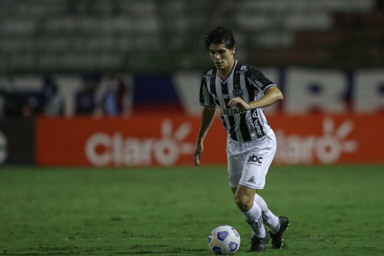 Dodô, lateral do Atlético Mineiro, fala sobre as dificuldades do calendário nacional