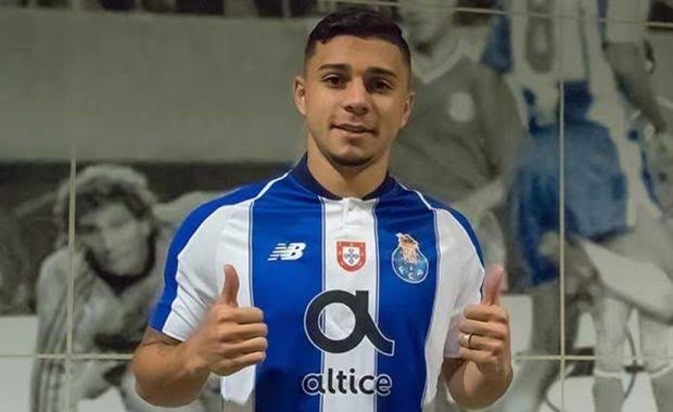 Próximo de anunciar Róger Guedes, Corinthians acerta contratação de lateral do Porto