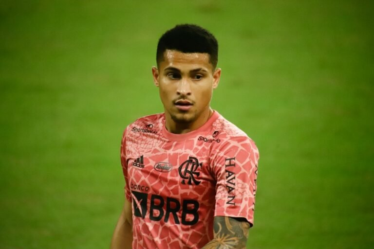 Flamengo aceita negociar João Gomes com clube árabe; forma de pagamento ainda trava venda