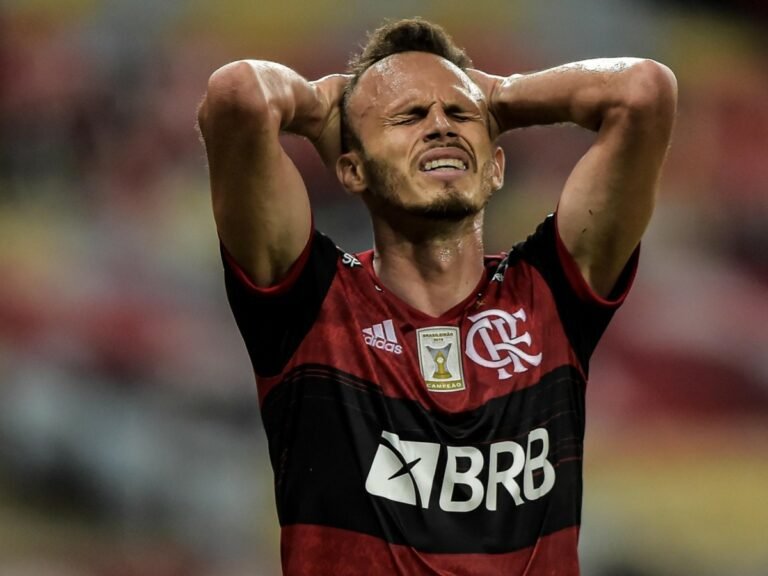 Renê testa positivo para Covid-19; é o primeiro caso de reinfecção no Flamengo