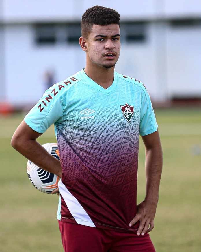 Portal diz que Miguel tenta se reapresentar ao Fluminense, mas é impedido de treinar