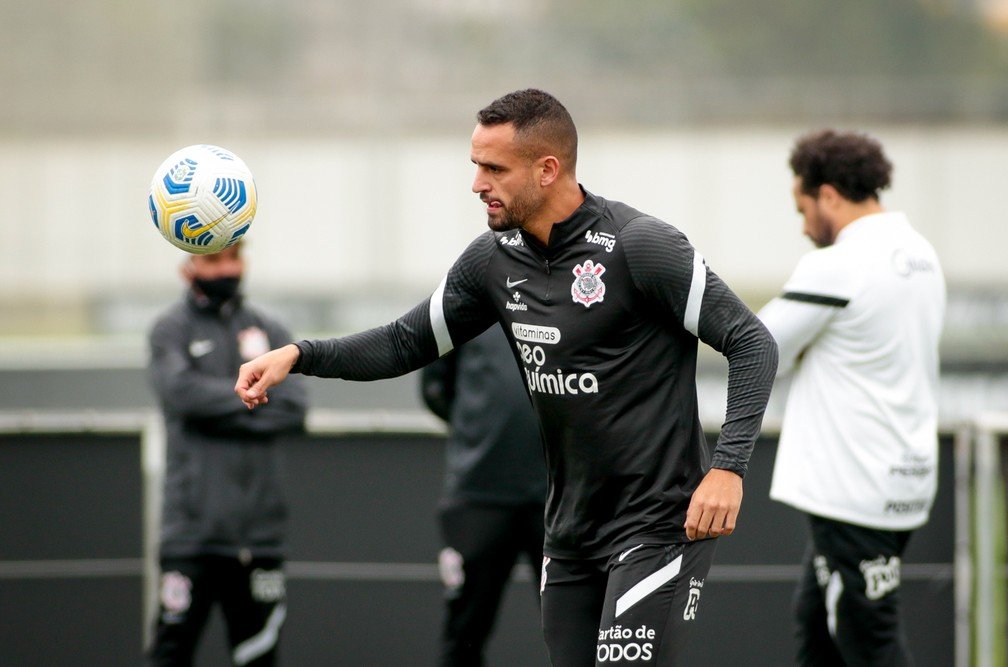 Sylvinho relaciona Renato Augusto pela primeira vez, e meia deve jogar contra o Ceará