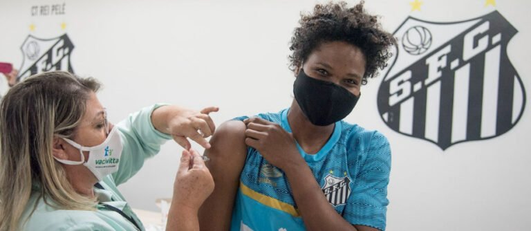 Atletas e funcionários do Santos começam a ser vacinados