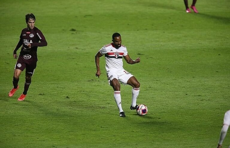 Willian, do São Paulo passará por artroscopia no joelho direito