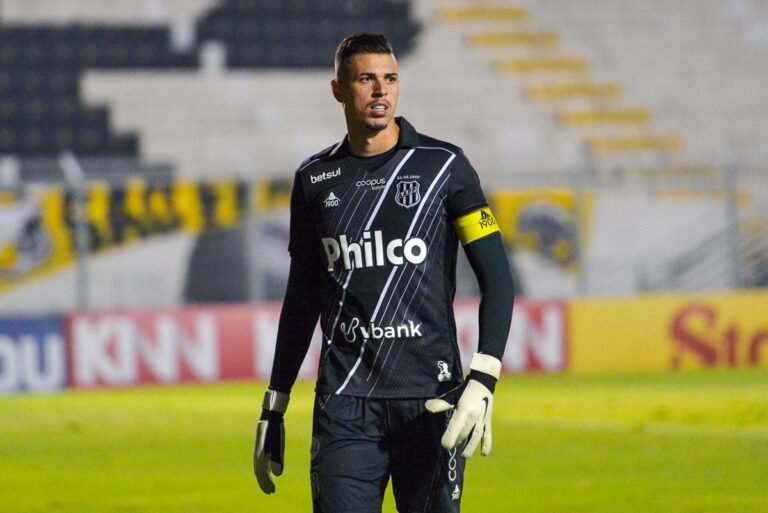 São Paulo acerta salários com goleiro, mas diretoria trava contratação
