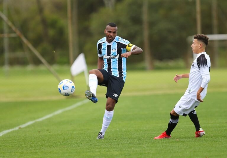 Após dois anos, Léo Gomes atuou pelo Grêmio na vitória contra o Ceará