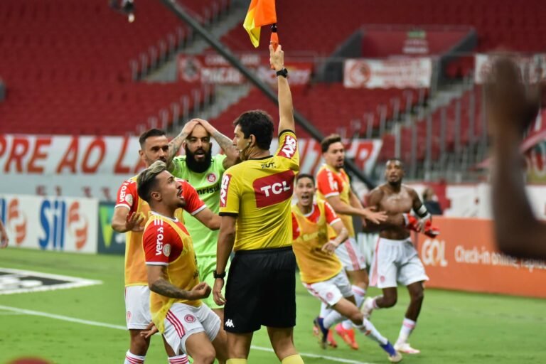 Taison lembra gol de Edenílson anulado no Brasileirão 2020 e dispara contra o VAR: “Tirou nosso título”