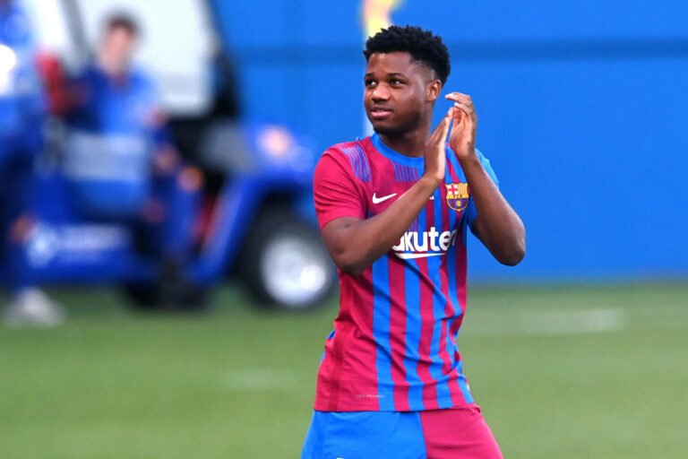 Ansu Fati tem recaída em recuperação e desfalca o Barcelona por mais um mês