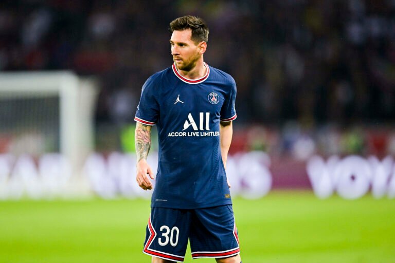 PSG revela lesão no joelho de Lionel Messi
